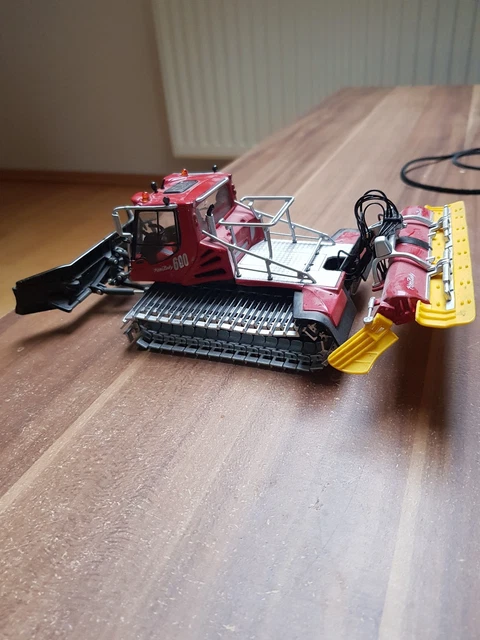 Jagerndorfer Pistenbully 400 Park Pro Die-Cast Model - 1:32 Scale, Movable Tracks & Blade