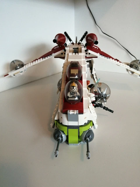 Clone Wars Republic Gunship with figures stickers and instructions new sealed