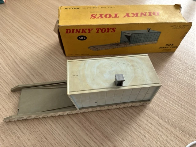 Dinky Toys - Coche a escala (2) - Dinky Toys 200 Matra 630 With
