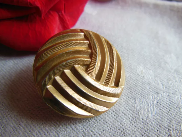 Bouton ancien en metal doré travaillé spirale gros  2,6 cm G12S
