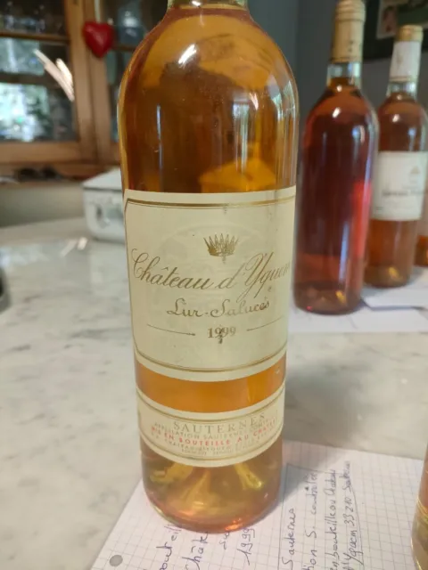 2 bouteilles vin sauternes Château d’Yquem année 1999. Robe blanche.