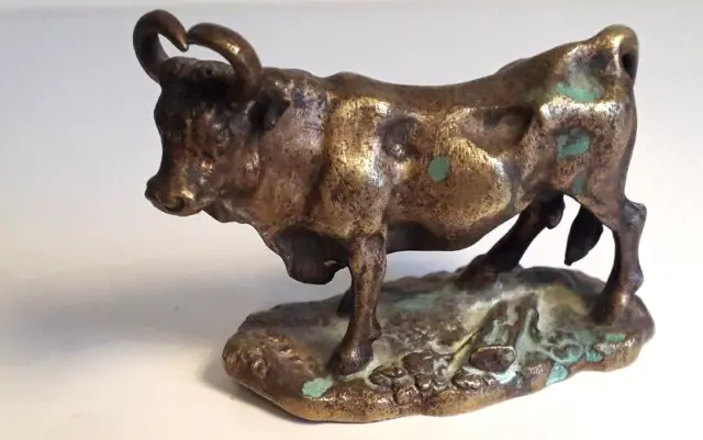 Taureau en bronze fin XIX début XX sculpture en bronze statuette animalier 8 cm