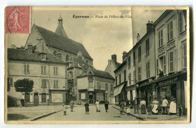 CPA 28 EPERNON - place de l'hotel de ville CPA animée