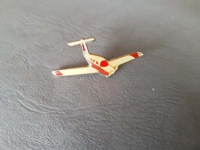 Pin's AVIONS / PLANE - avion à hélice (Blanc / rouge)
