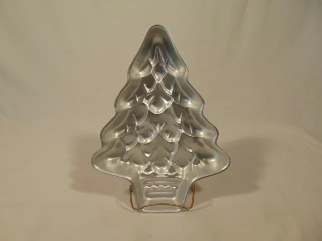 https://www.picclickimg.com/gY4AAOSwD6Vdjojh/Wilton-Holiday-lot-Treeliteful-Christmas-Tree-Cake-Pan.webp