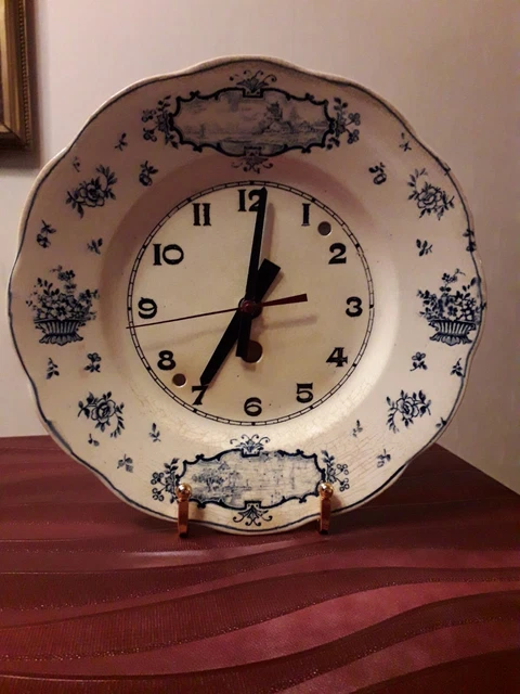 Pendule En Faience De Delft. Assiette Murale A Pile.