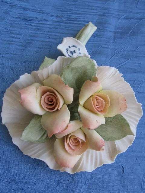 Splendido bouquet di rose bicolore in porcellana di capodimonte 16x13x6,5 cm