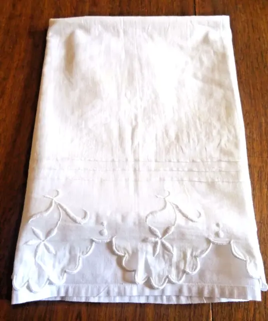 Broderie- drap de berceau ancien en coton et voile de coton brodé- 140 cmx 77 cm