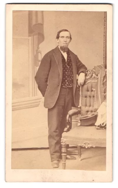 Fotografie A. Walfrom, St. Louis, Mo., Portrait modisch gekleideter Herr mit Ba