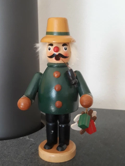 Grosses Räuchermännchen Erzgebirge alt, 20 cm, mit Geschenken, Lanze abgebrochen