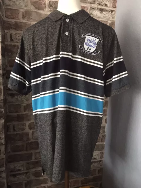 Preston North End FC graues Poloshirt blau & weiß gestreift Design Clubabzeichen groß
