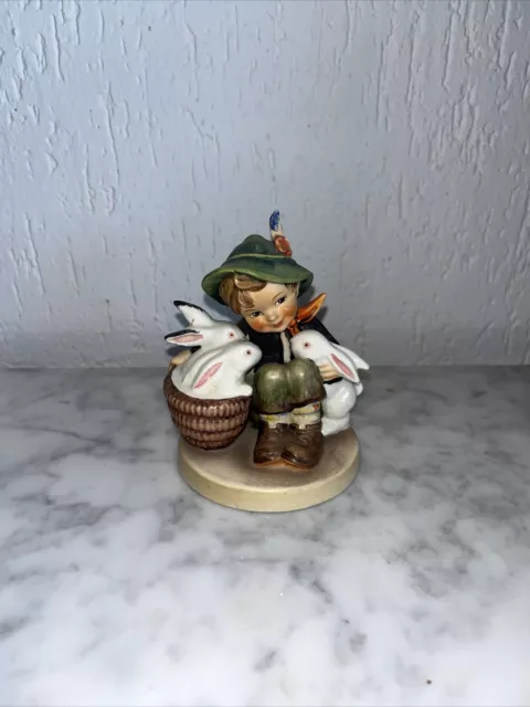 Figurine Goebel Garçon aux 3 lapins porcelaine allemande