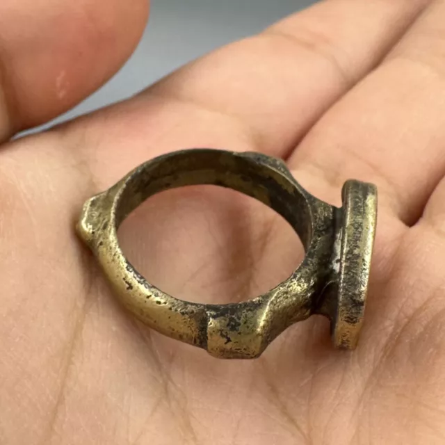 Very unique ancient Roman bronze ring with king intaglio - 3