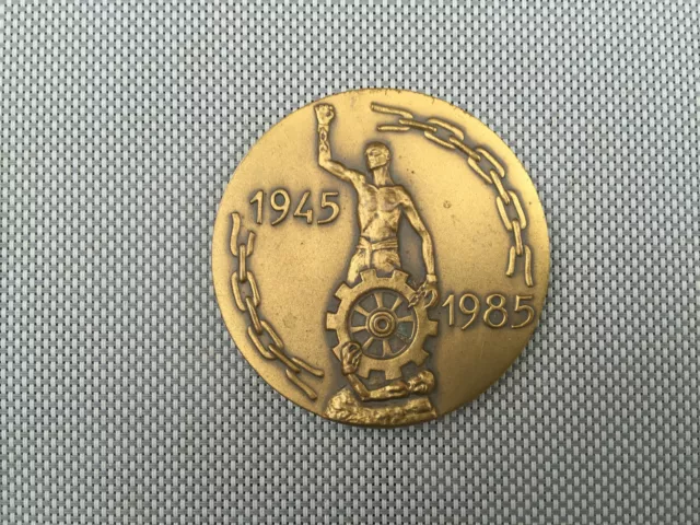 Ancienne médaille en bronze 40 ans de la libération des camps nazis 1945-1985