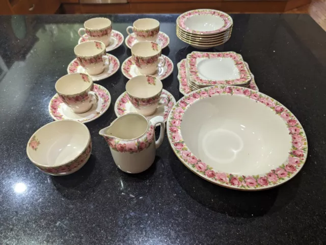 Royal Doulton 'Raby Rose' tea set - D5533 2