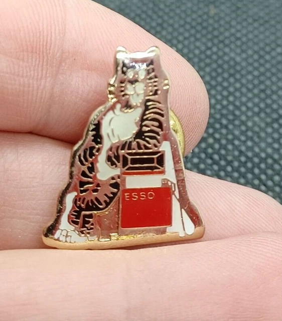 Vintage / Retro Pin Badge ESSO Tiger Petrol Petroliana Advertising