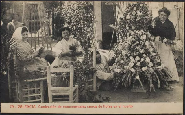 Valencia. VALENCIA. Confección de monumentales ramos de flores en el huerto.