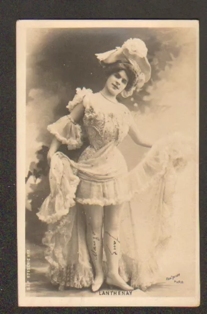 ARTISTE : Mlle LANTHENAY sur scéne en ROBE FROU-FROU , Cliché REUTLINGER en 1903