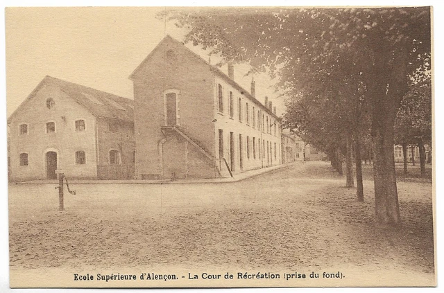 CPA " Ecole Supérieure d' ALENÇON - La Cour de Récréation (prise du fond)