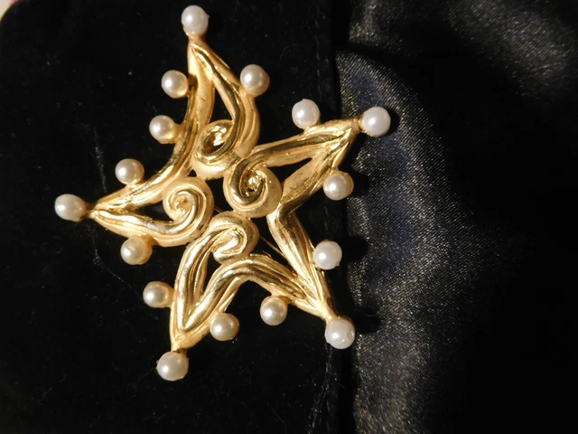 Broche Nœud Signée Nina Ricci - Alliage Doré Et Strass Multicolore - Dimensions 2.9x2.9 Cm - Occasion Très Bon état