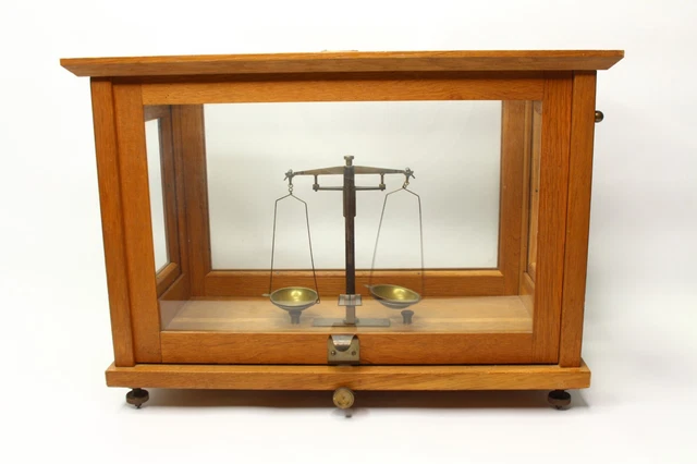 historische Apothekerwaage Gold-Feinwaage Balkenwaage im Glaskasten