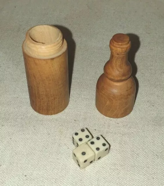 poupée ancienne bleuette  minuscule jeu ancien de dés dans une bouteille en bois