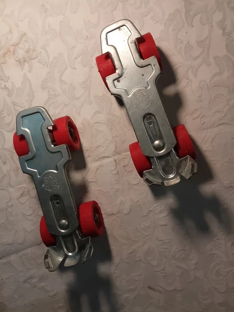 2 anciens Patins à roulettes en métal et plastique Speedy 2 anciens Patins à roulettes en métal et plastique Speedy