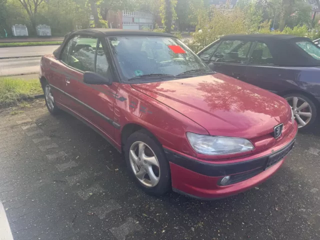 Roter Peugeot 306 Cabriolet 1998