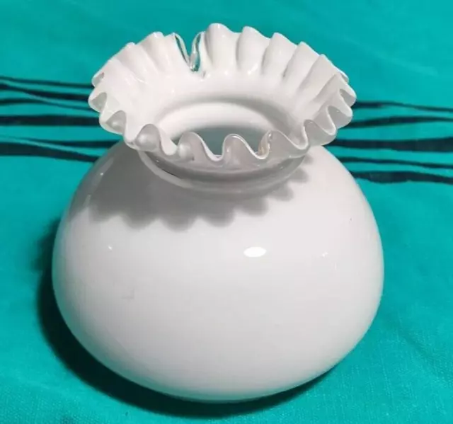 ancien petit  dessus de lampe applique ou  suspension  en opaline blanche