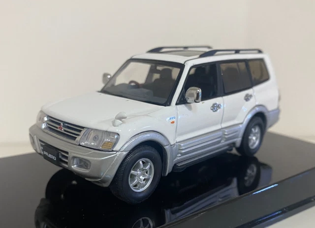 SUNSTAR 1/18 - 1211 Mitsubishi Pajero V6 3500 - Red EUR 78,99