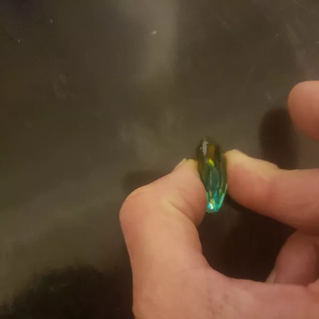 Gemme D'Alexandrite Créée En Laboratoire De 34cts40 Taillée En Amande bicolore.