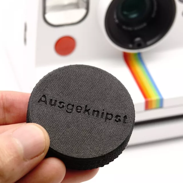 Polaroid Now Plus + Capuchon d'objectif Front Push On Lens Cap par Ausgeknipst