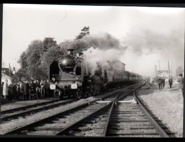 SAINT-JEAN-de-BRAYE (45) TRAIN en GARE animée / Photo J. BAZIN