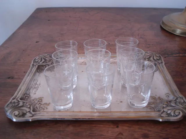Série de 9 verres à liqueur anciens Art Déco en cristal taillé forme gobelet.