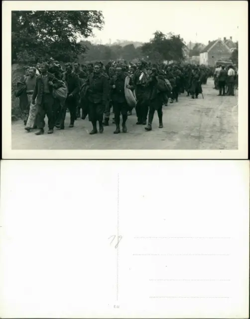 Ansichtskarte  Soldaten auf der Flucht Dorfstrasse 2.WK 1945