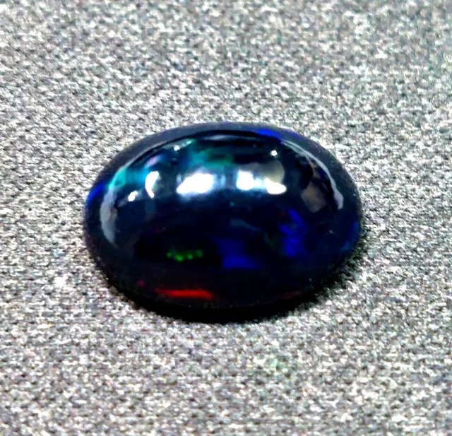 1x Opale - Cabochon ovale noir/noir 4,65 ct. 14,5x9,7x7,0 mm (1084Y)