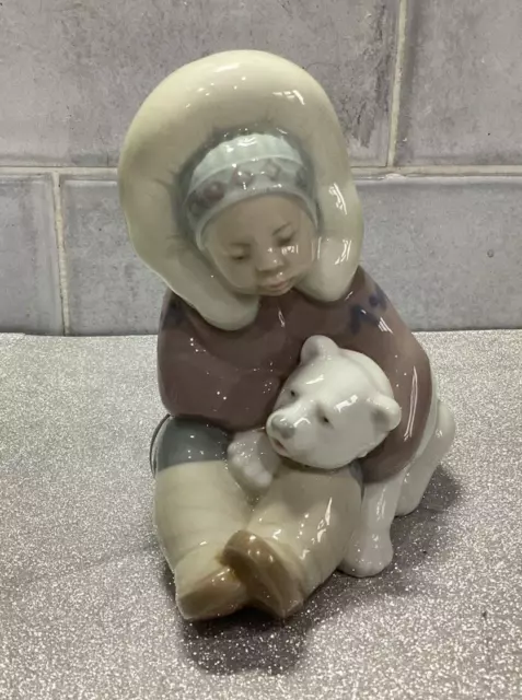 Figurine ESKIMO WITH POLAR BEAR Style Lladro Porcelaine figurine. L1195