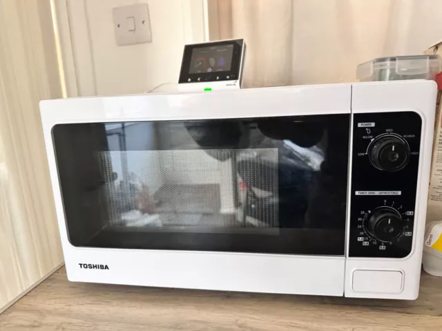 https://www.picclickimg.com/gdEAAOSwcqlkRBgX/Toshiba-Solo-MM-EM20P-20L-Microwave-Oven-White.webp