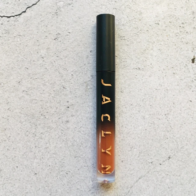 Lápiz labial líquido JACLYN Cosmetics en negrita NUEVO