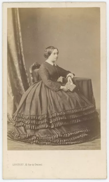 CDV circa 1860. Femme en robe par Levitsky, noblesse parisienne à identifier.