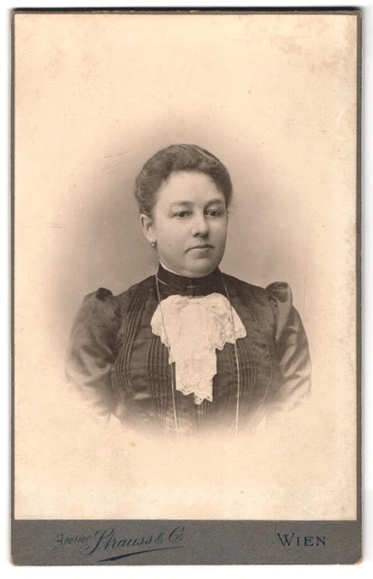Fotografie Strauss & Co., Wien, Kohlmarkt 5, Portrait junge Dame im hübschen Kl