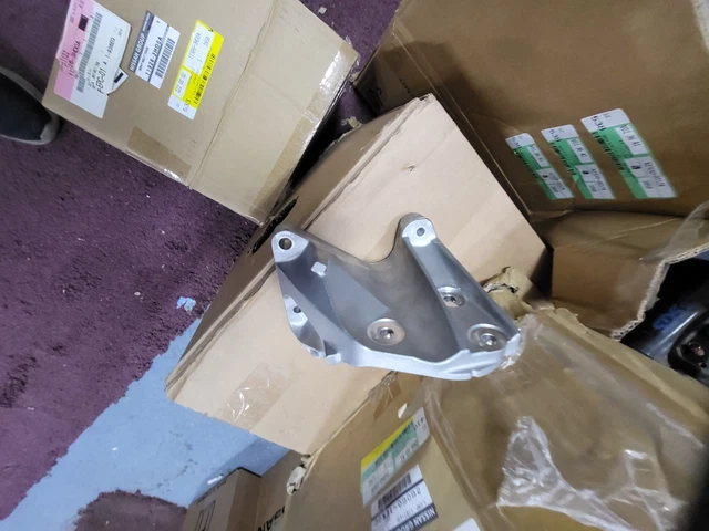 11926-VK500 NISSAN GENUINE BRACKET-IDLER PULLEY
