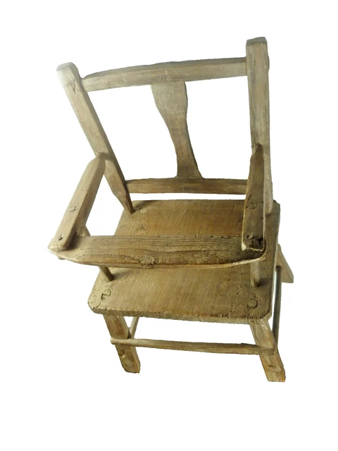Une Femme Vêtue D'une Robe Blanche Est Assise Sur Une Chaise Dorée Avec
