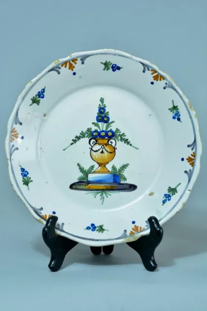 Ancienne  assiette en faience de Nevers 18 ème grand Vase bouquet fleuris tertre