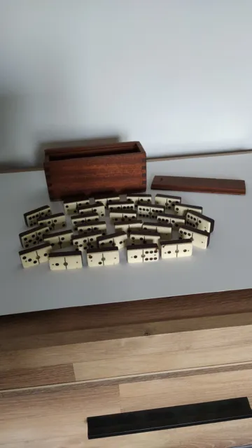 Ancien vieux jouet jeu de 28 dominos dans leurs boite d'origine.
