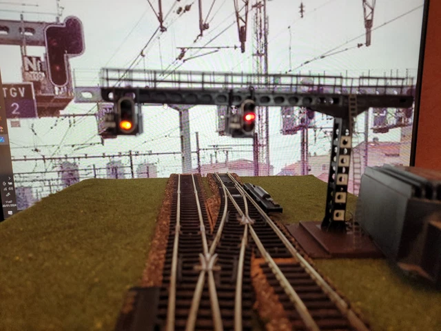 Lot Signalisation Ferroviaire N 1:160 - Potence + 2 Nacelles + 2 Feux Verts/Rouges - Résine France