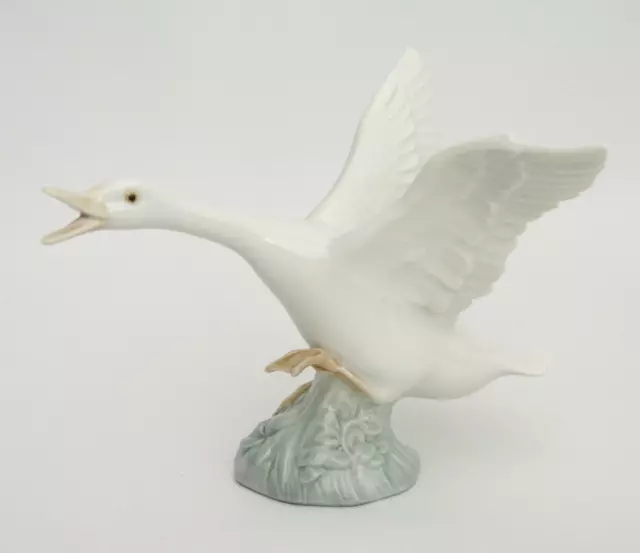 Lladro #1265 Goose Or Duck "Taking Flight" Wings Spread  - Excellent Condition