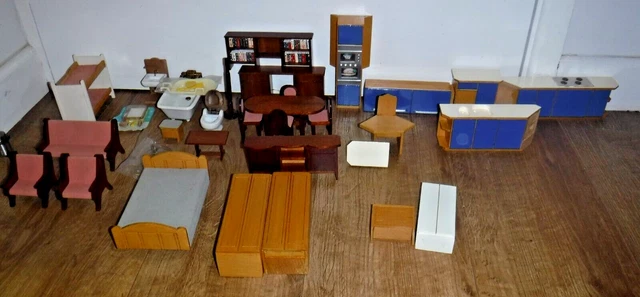 Job Lot Of Vintage Wood Dolls House Furniture ~ Bed Bath Living Rooms & Kitchen