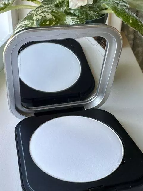 MAKE UP FOR EVER Ultra HD Microfinishing Pressed Powder 01 ~ 6.2 g / 0.21 oz