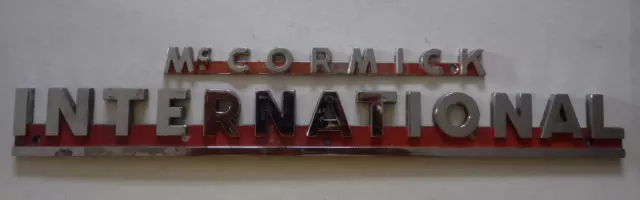 Lot de 2 Sigles logos emblèmes Mccormick/International anciens BE